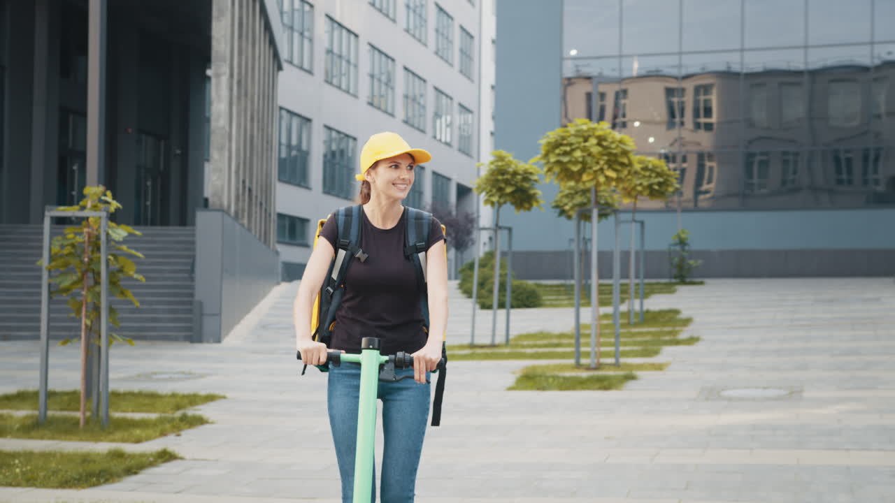 mujer repartidora en scooter eléctrico