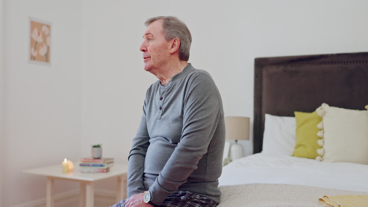 Pensieroso, stanco e uomo anziano triste in camera da letto