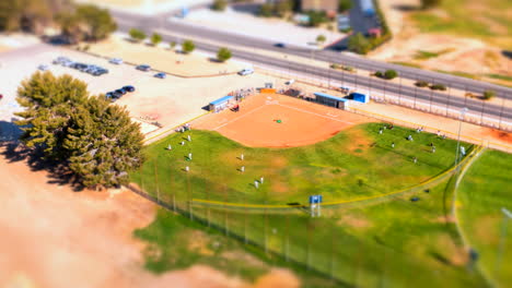 vista aérea de los equipos que toman el campo para jugar un partido de béisbol - cambio de inclinación o efecto miniatura añadido