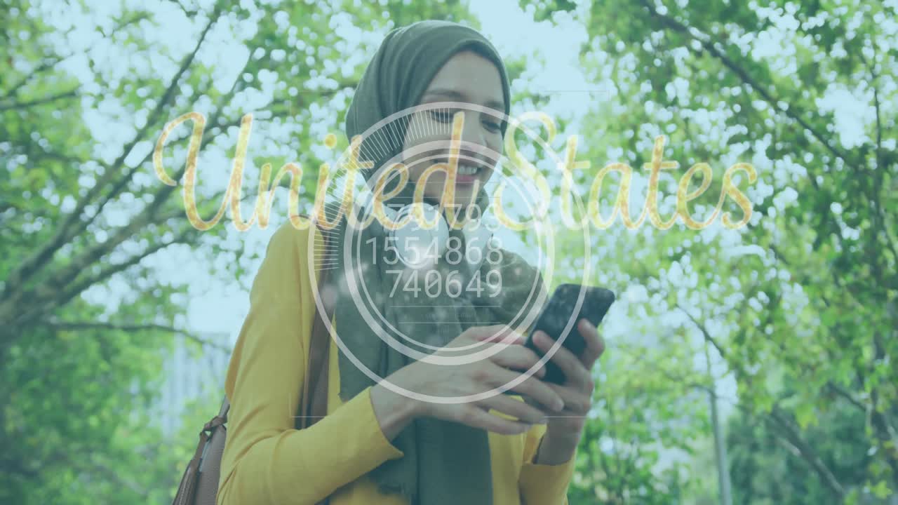 animación de los estados unidos texto y procesamiento de datos sobre mujer biracial usando teléfono inteligente