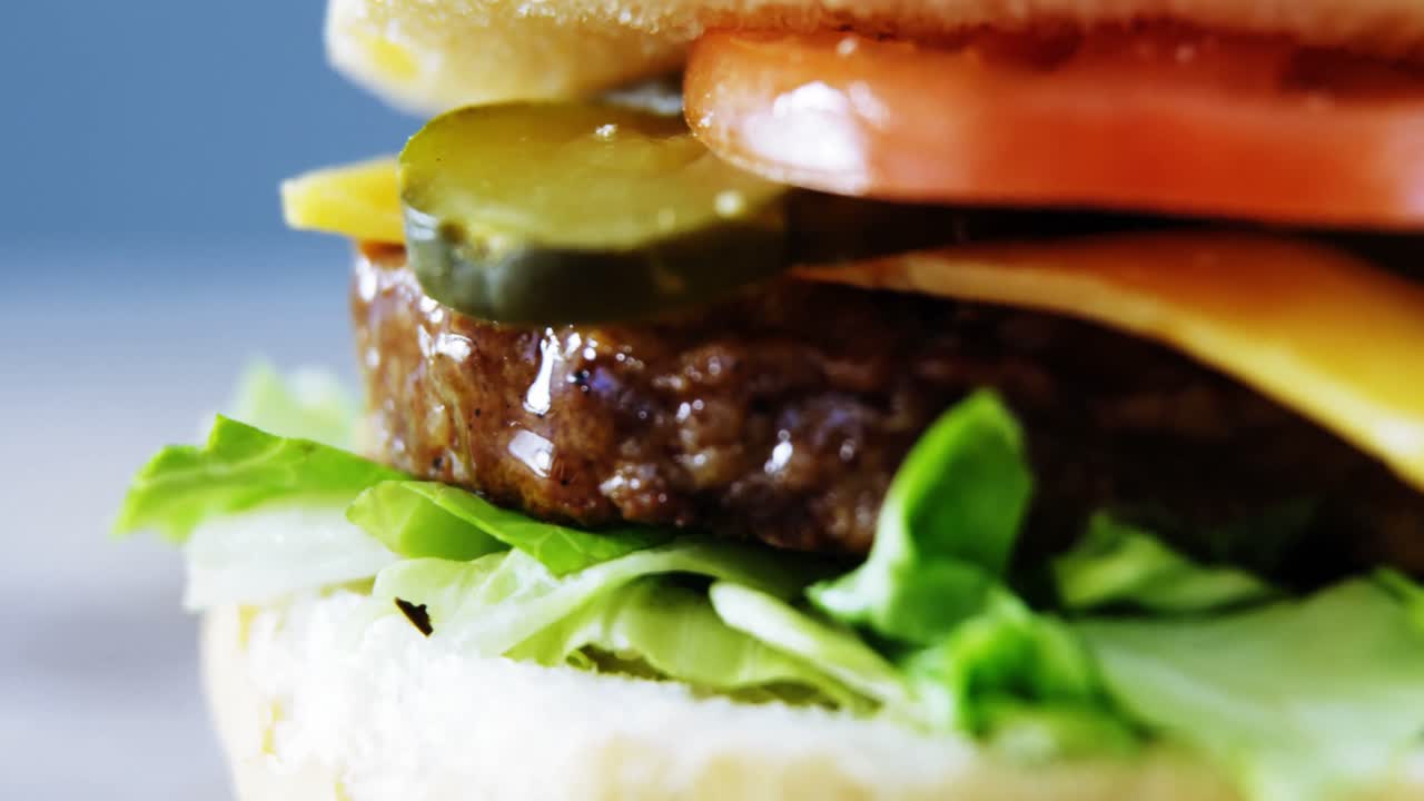 un primer plano de una hamburguesa