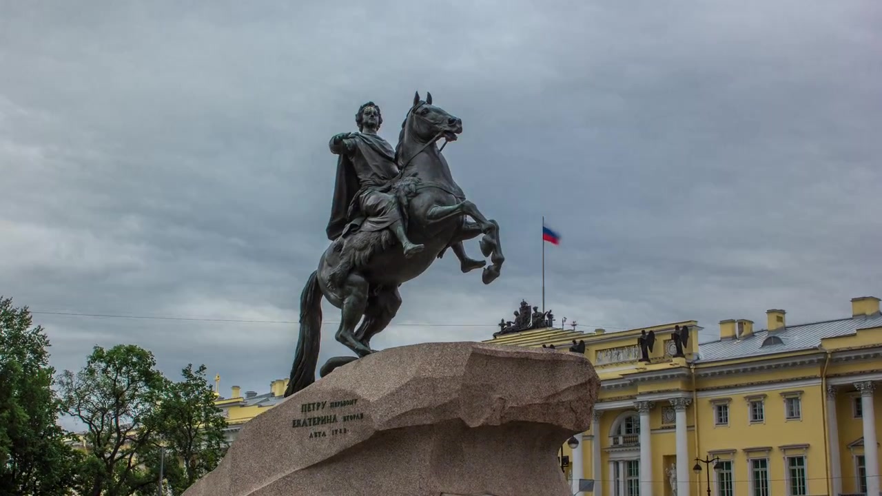 Monument de l'empereur russe Pierre le Grand, connu sous le nom du Cavalier de bronze, en timelapse hyperlapse, Saint-Pétersbourg, Russie. Ciel nuageux en arrière-plan.