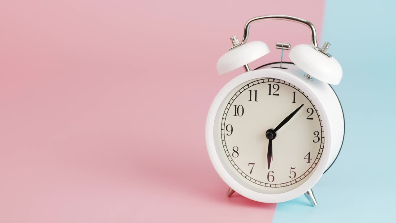 타임 스 화이트 알람 시계는 6시를 표시합니다.