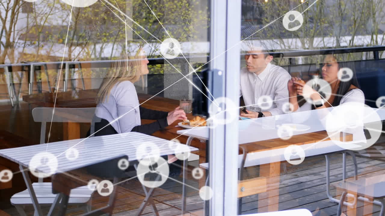 다민족 남녀 친구 그룹이 모여있는 웹 연결의 애니메이션