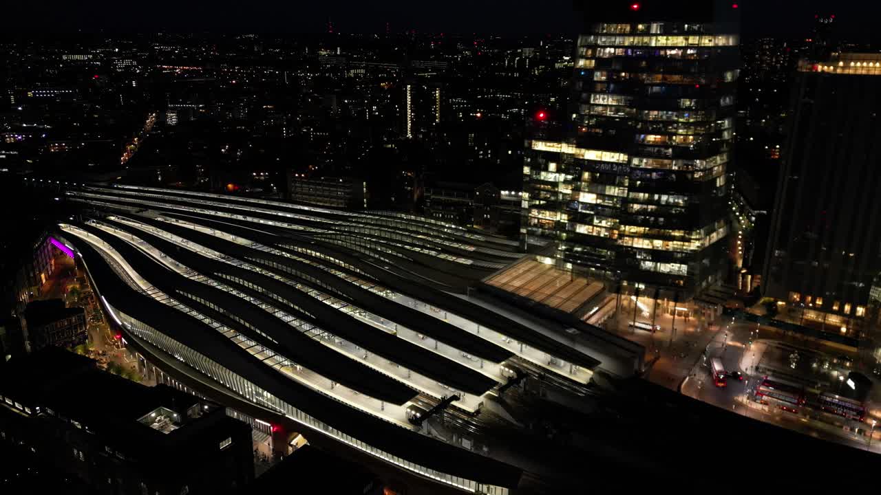 estación del puente de londres por la noche vista aérea de drones