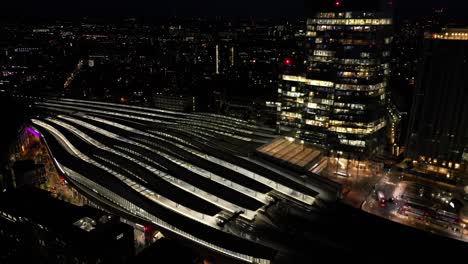 Estación-Del-Puente-De-Londres-Por-La-Noche-Vista-Aérea-De-Drones