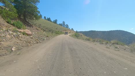 在科羅拉多山脈的伐木道路上追蹤另一輛車 - - 輕鬆的公路遠征