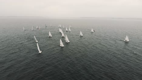 Schaluppen-Segelboote-Rasen-In-Gegenwind-Auf-Dem-Bodensee