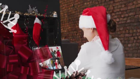 Animación-De-Decoraciones-Navideñas-Sobre-Una-Feliz-Mujer-Caucásica-Con-Sombrero-De-Santa-En-Videollamada-Con-Familia