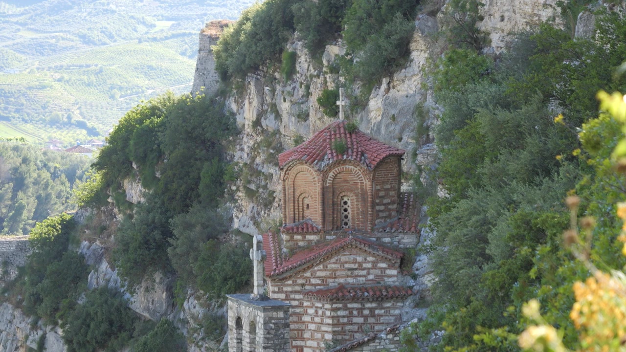 Chiesa bizantina Kisha e Shen Mehillit sulla parete rocciosa sotto il Castello di Berat, Albania