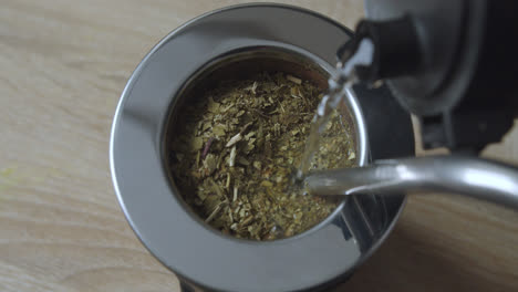 Amazing-Close-up-slow-motion-overhead-shot-while-pouring-boiling-water-into-a-used-mate-glass