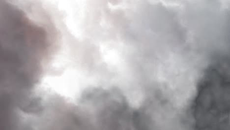 vista de descargas eléctricas durante una tormenta de verano