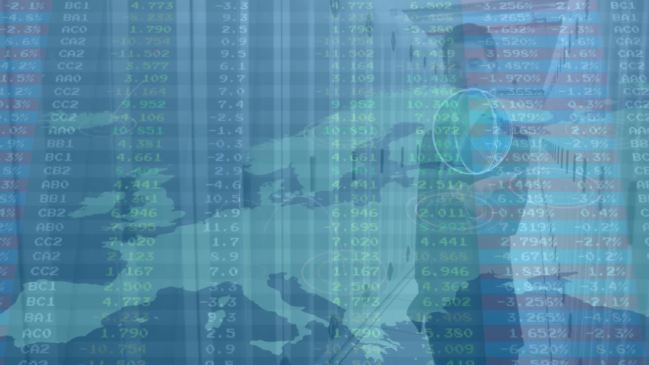 animación de procesamiento de datos financieros con mapa del mundo sobre empresario caucásico y sala de servidores.