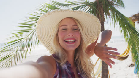 Porträt-Einer-Kaukasischen-Frau,-Die-Ein-Selfie-Am-Strand-Macht