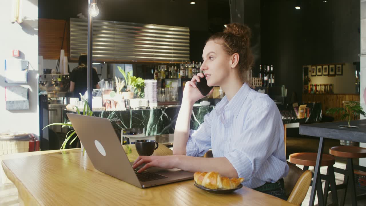 mujer trabajando en una cafetería