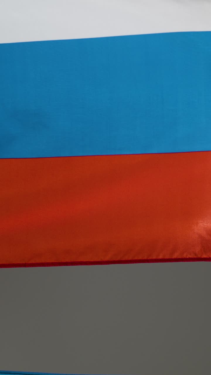 fotografía vertical del pedestal de las banderas ucraniana y rusa 01