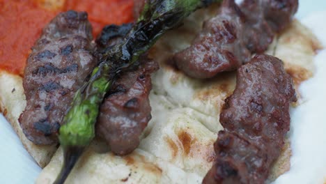 kofta a la parrilla con pan de pita y salsa