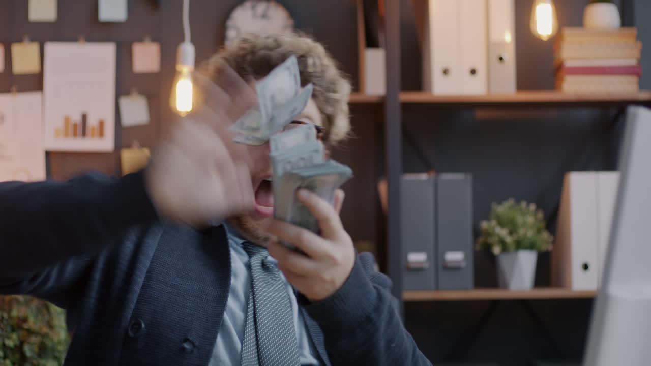Uomo d'affari entusiasta che festeggia il successo con denaro