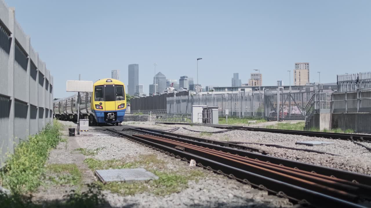 눈높이에서 런던 지상 열차의 고정 샷