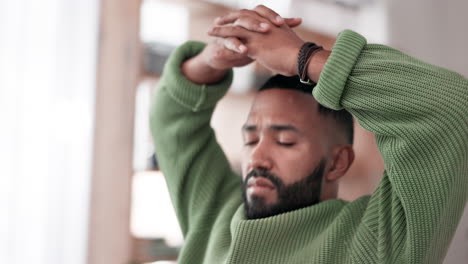 hombre de negocios, estirándose y cansado en la computadora portátil