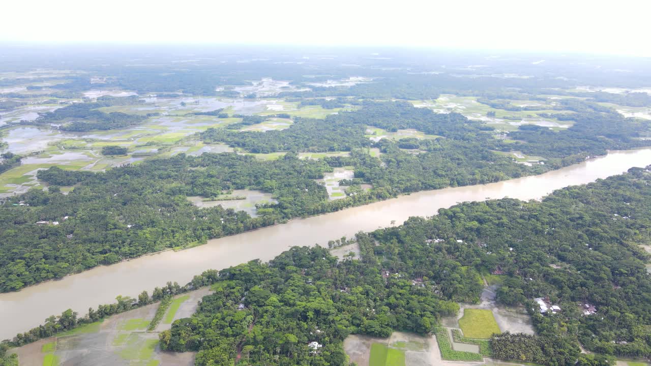 농경지와 마을 시골이 있는 범람한 강의 공중 풍경