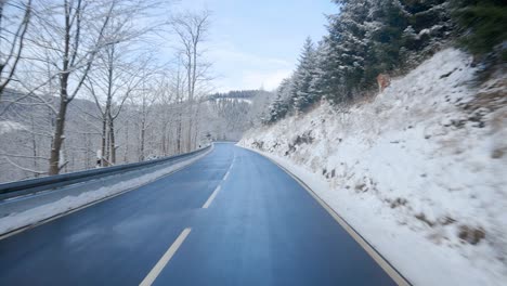conduciendo en un hermoso paisaje invernal en alemania
