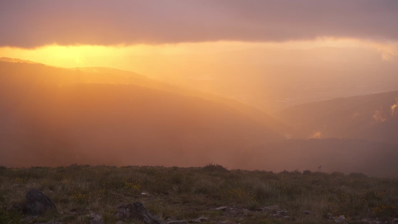 columpio baloico en la montaña de lousa, portugal al atardecer