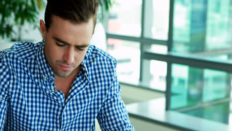 Male-executive-working-at-his-desk