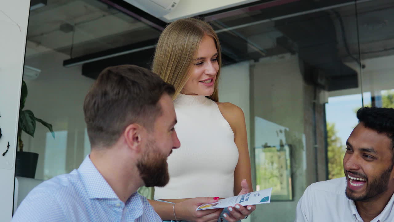 hombre que trabaja en una agencia de viajes