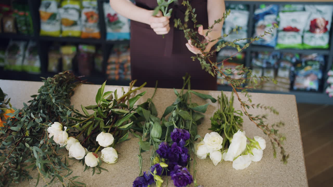 꽃 가게 에서 꽃 을 정리 하는 일