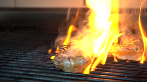 shrimp roast on the grill with the flame that gives an extra flavor