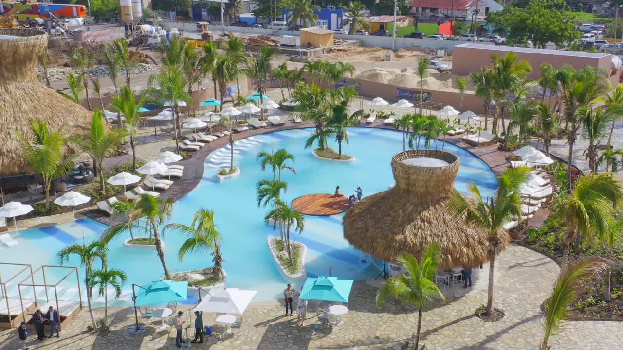 Vista Aérea de Resort com Cabanas de Palha, Piscina e Palmeiras na Baía de Taino, Puerto Plata, na República Dominicana