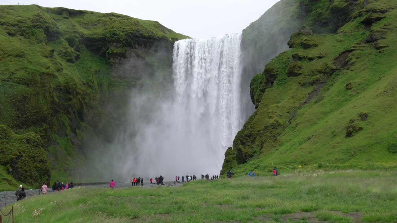 la cascada de skogafoss en islandia en verano.