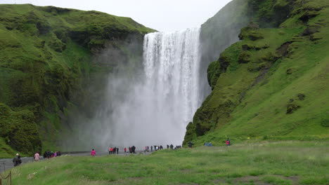 la cascada de skogafoss en islandia en verano.