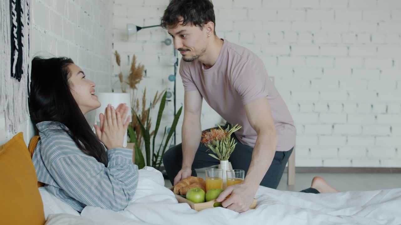 침대에 로맨틱한 아침 식사