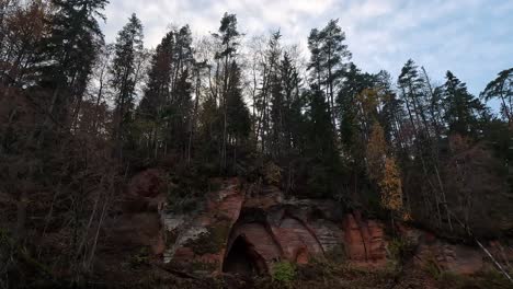 cueva de los ángeles, un acantilado de arenisca roja en forma de alas de ángel, en el río salaca en el parque natural skanaiskalns en mazsalaca, letonia, tiempo de otoño