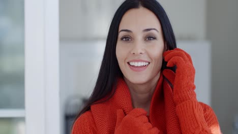 sonriente y hermosa joven morena