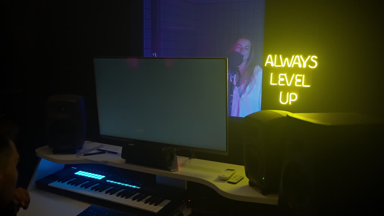 estudio de producción musical con un letrero de neón motivacional