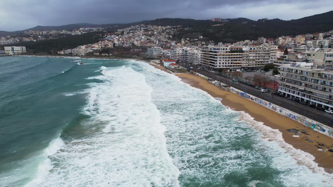 Maltempo a Rapsani Beach, Kavala, Grecia, onde alte che si infrangono sulla costa, vista panoramica aerea di