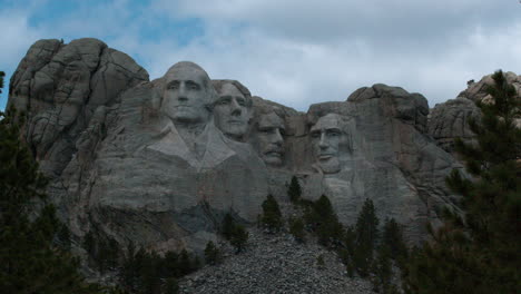 Ein-Zeitrafferclip-Des-Mount-Rushmore-An-Einem-Teilweise-Bewölkten-Tag