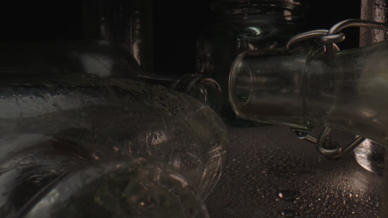 빈 유리 병 안에 습기가 응축되어 있습니다.