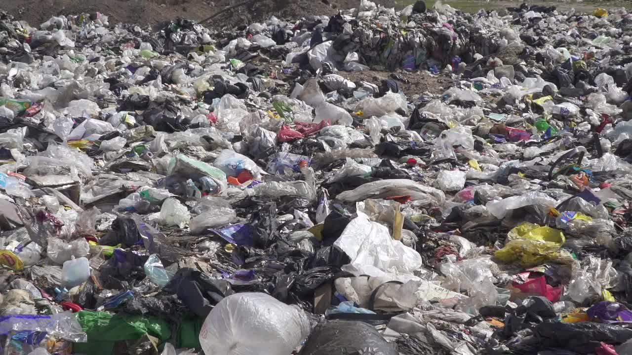 zoom a cámara lenta fuera de un vertedero de residuos