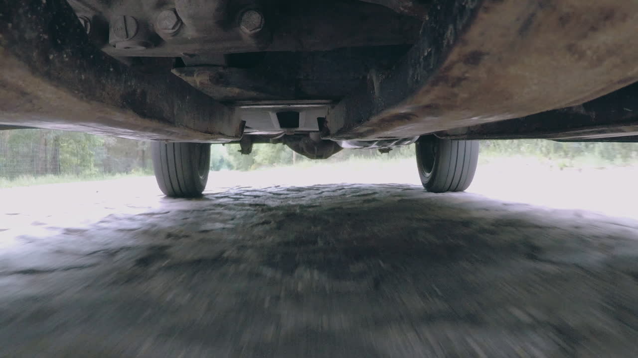 도로를 달리는 픽업트럭