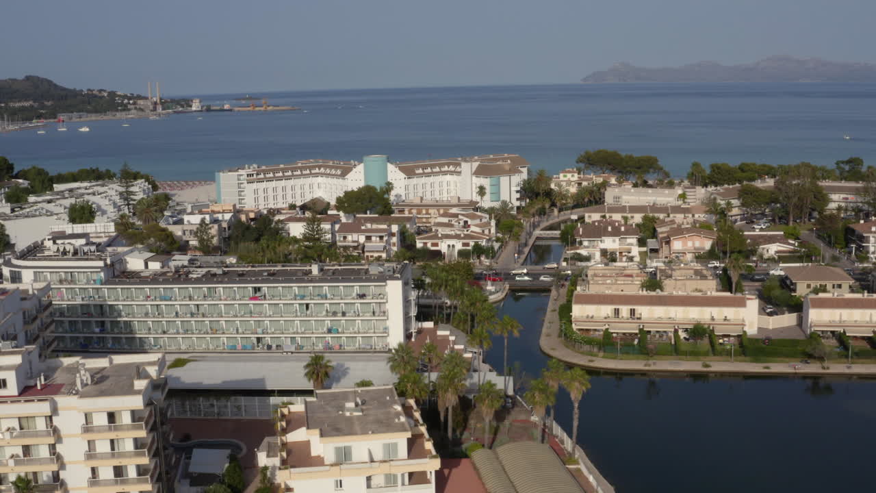 알쿠디아 시 해안 에 있는 호텔 리조트 들, 마요르카 의 바다 만 을 볼 수 있다