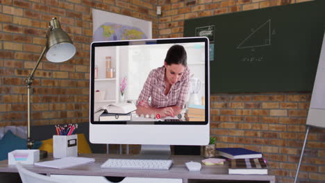 estudiante caucásica mostrada en la pantalla de la computadora durante una videollamada