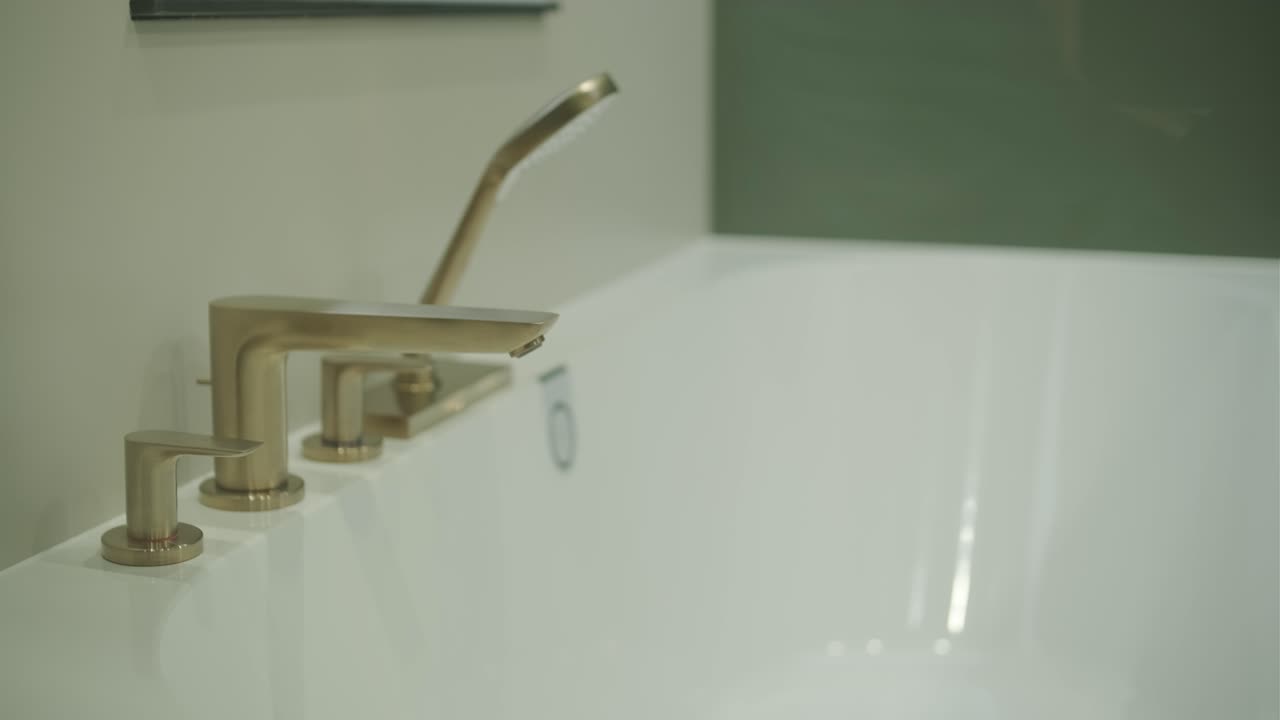 Bagno moderno piastrellato con doccia in una casa moderna, interni immobiliari. Riprese grandangolari