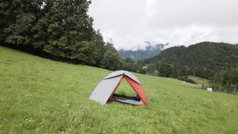 Zelt-Auf-Einer-Wiese-In-Den-Bergen