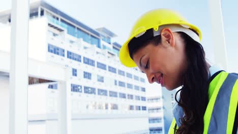 Ingeniero-Mirando-La-Construcción-Y-Usando-Una-Tableta