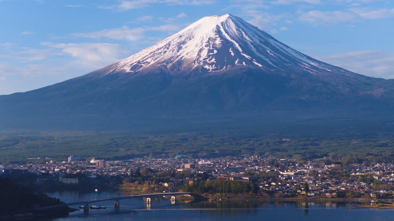 Vista aérea 4K al amanecer del Monte Fuji, Kawaguchiko en primavera, hermosa vista de Japón