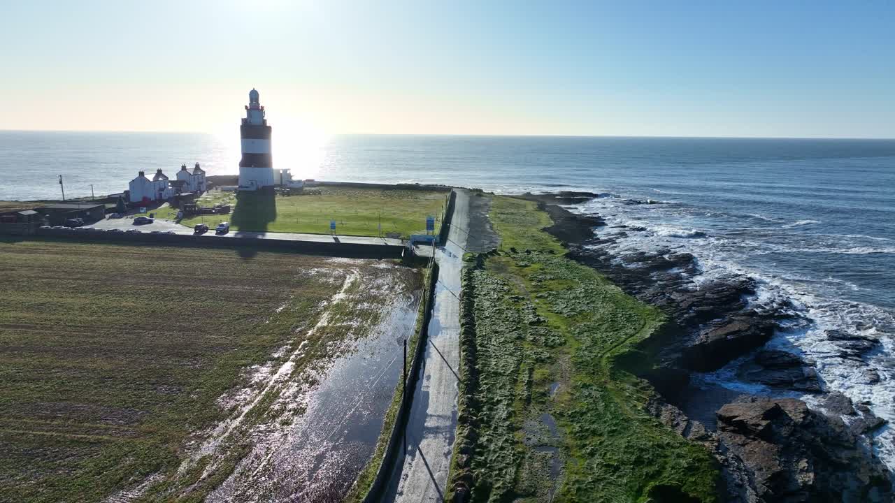 La route menant au phare de Hook Head, dans le comté de Wexford, en Irlande, est inondée par l’eau de mer après une tempête hivernale dans l’Atlantique